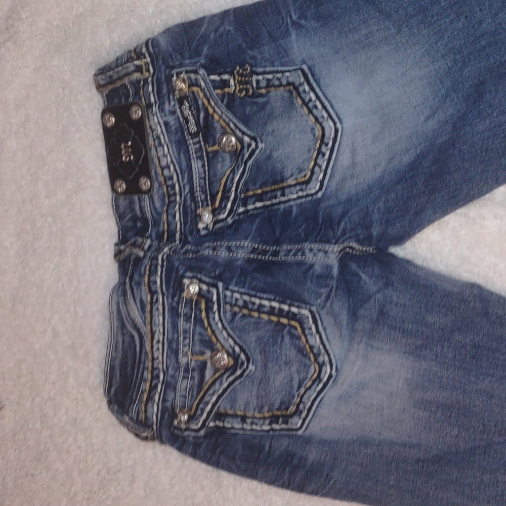 Miss Me Signature Cuffed Capri - Picture 4 of 5